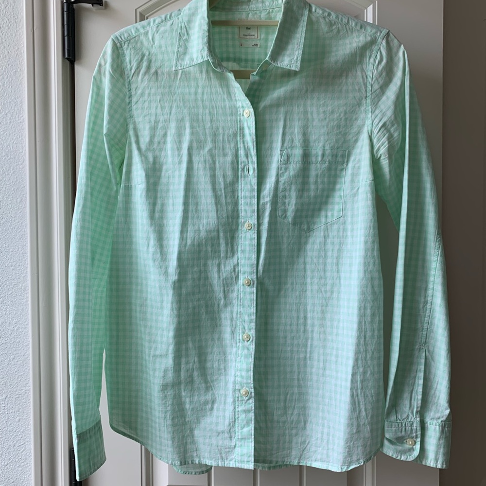 Gap women’s button down shirt size small